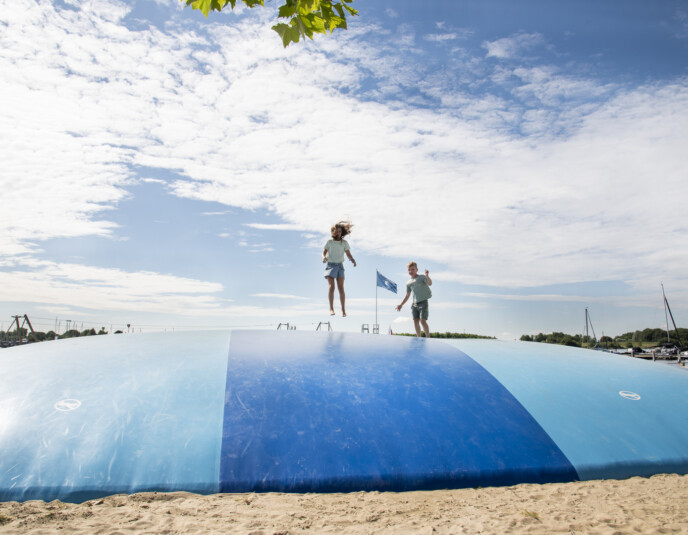 Spelen op de airtrampoline bij De Paardekreek Kortgene